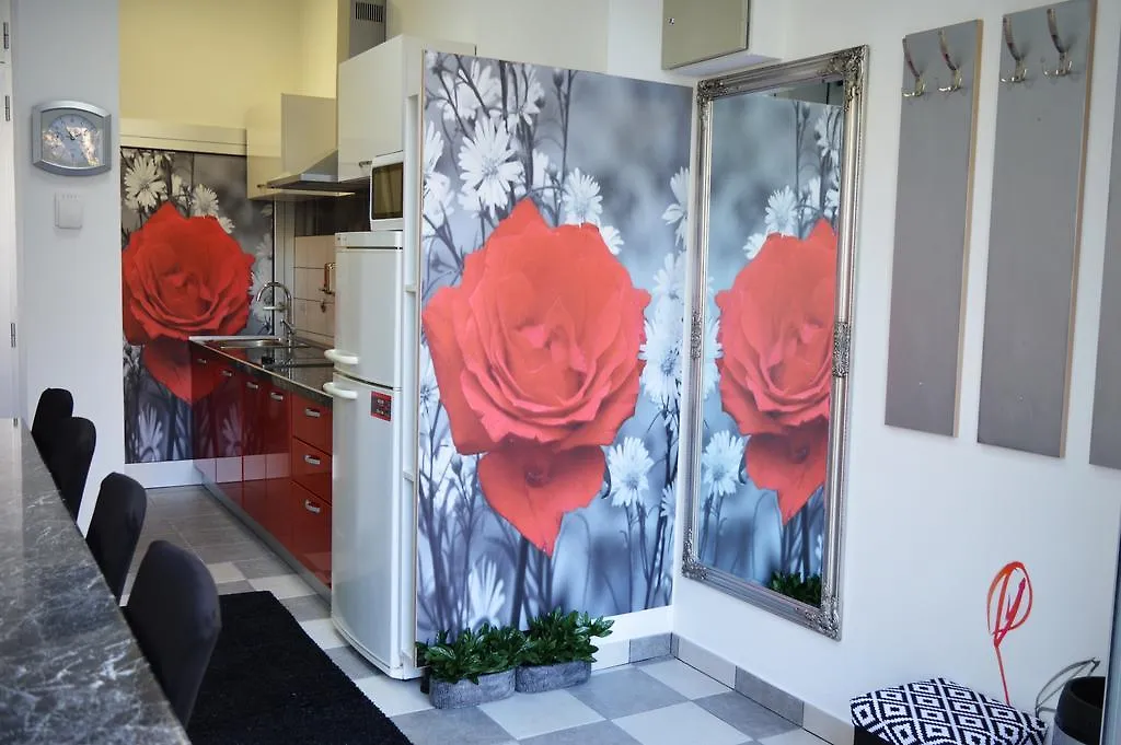 Studio Two Roses Apartment Split